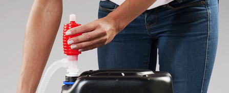 Petite pompe à main pour remplir votre poêle à pétrole - Firelux